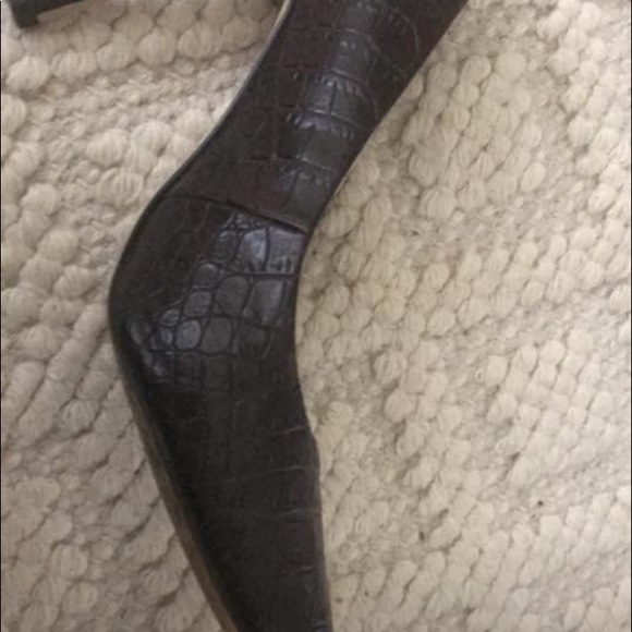 Guess brown high heel shoes. - Picture 4 of 5